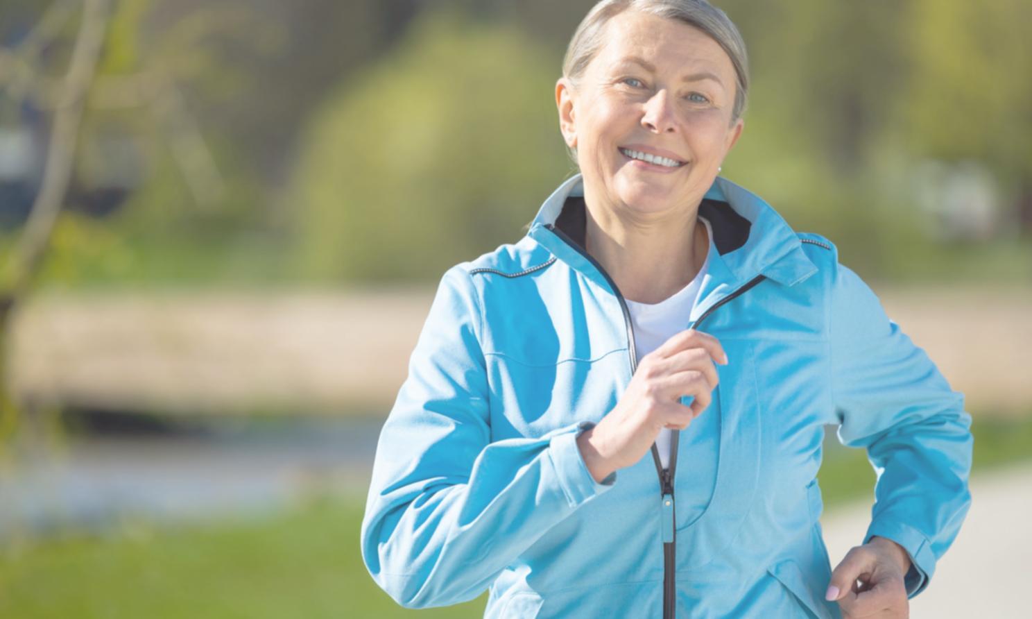 Estudiante practicando ejercicios de equilibrio con material de apoyo